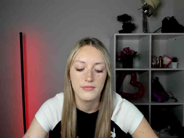 EvelynBlond26 webcam
