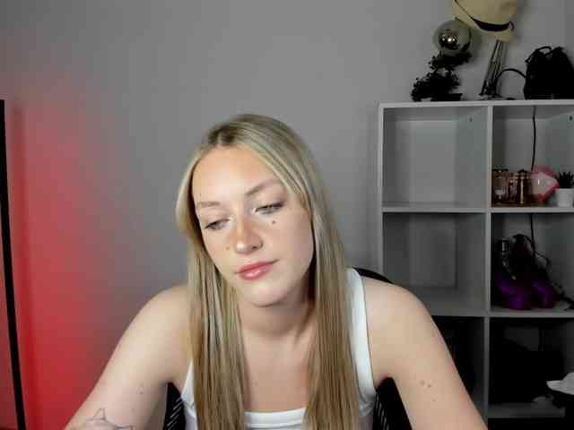 EvelynBlond26 webcam