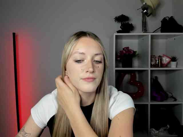 EvelynBlond26 webcam