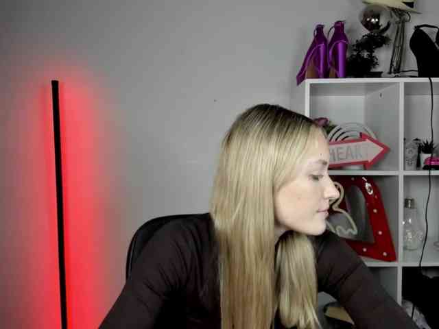 EvelynBlond26 webcam