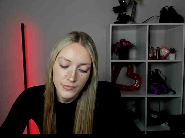 EvelynBlond26 webcam