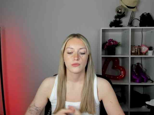 EvelynBlond26 webcam
