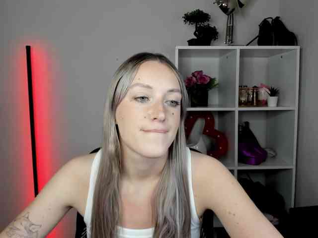 EvelynBlond26 webcam