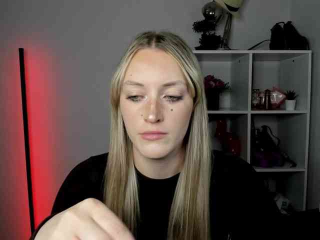 Model: EvelynBlond26