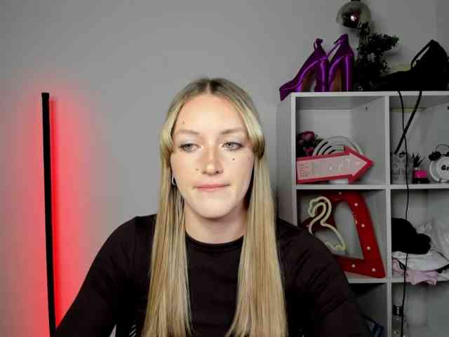 EvelynBlond26 webcam
