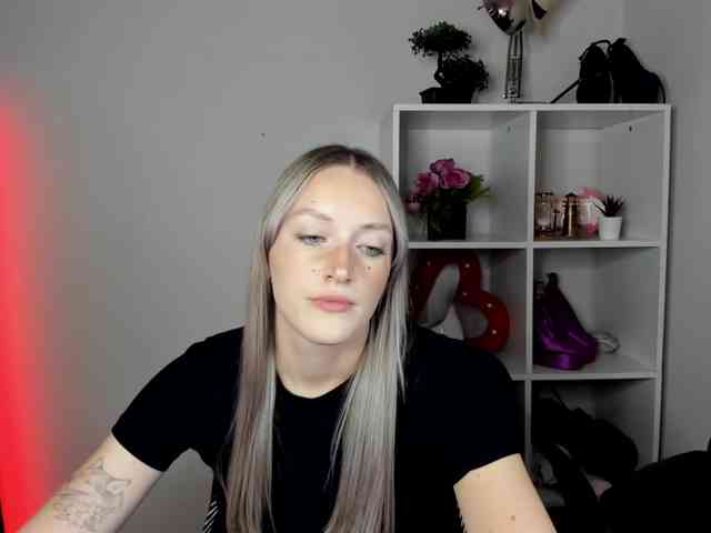 EvelynBlond26 webcam