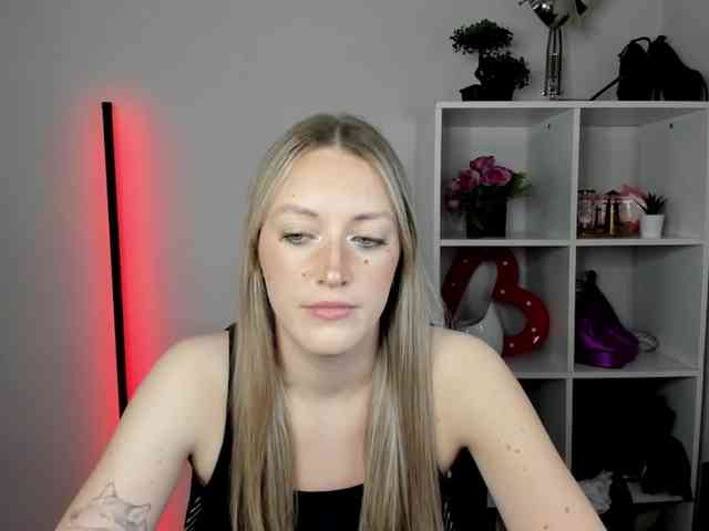 EvelynBlond Live Webcam on BongaCams
