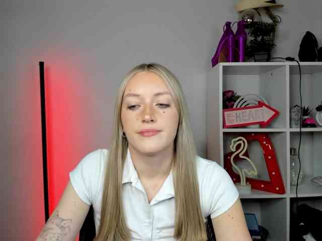 EvelynBlond26 webcam