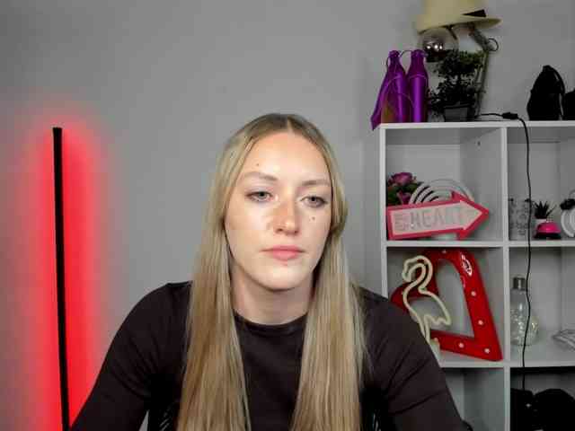 EvelynBlond26 webcam
