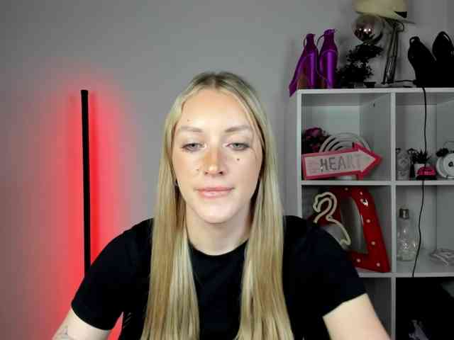 EvelynBlond26 webcam