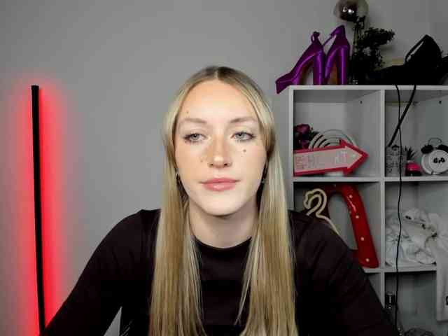 EvelynBlond26 webcam