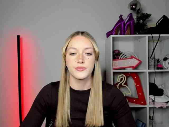 EvelynBlond26 webcam