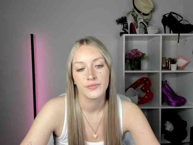 EvelynBlond26 webcam