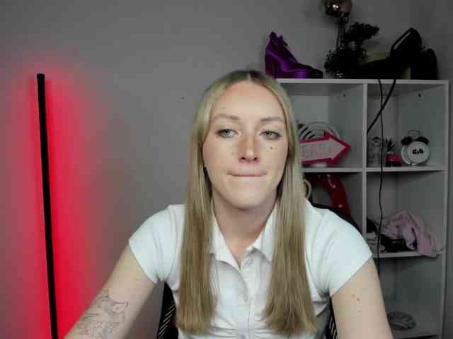 EvelynBlond26 webcam