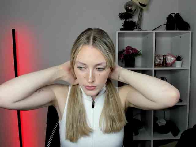 EvelynBlond26 webcam