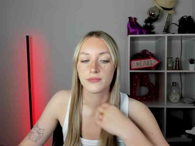 EvelynBlond26 webcam