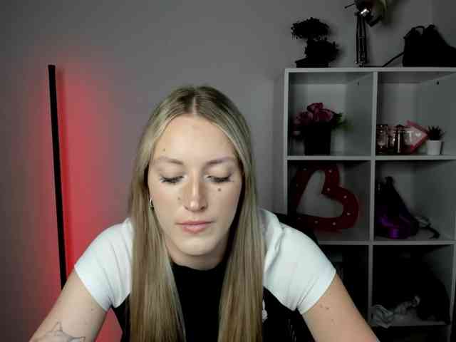 EvelynBlond26 webcam