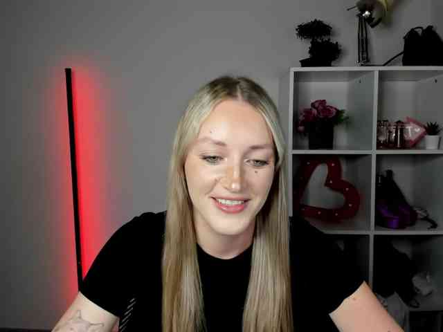 EvelynBlond26 webcam