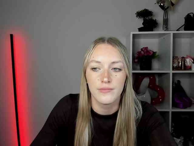 EvelynBlond26 webcam
