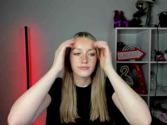 EvelynBlond26 webcam