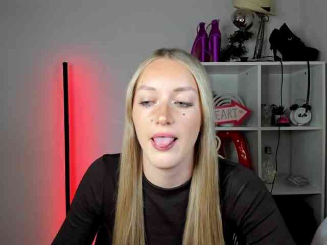 EvelynBlond26 webcam