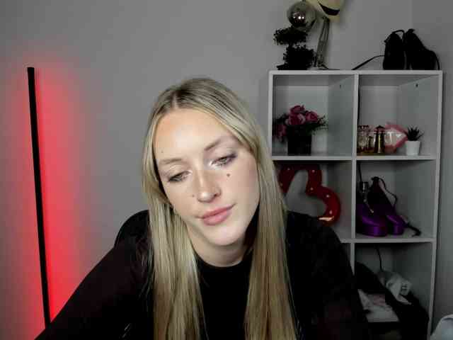 EvelynBlond26 webcam