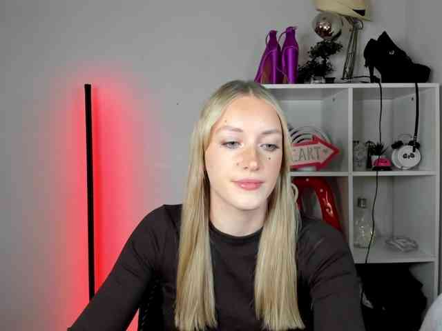 EvelynBlond26 webcam