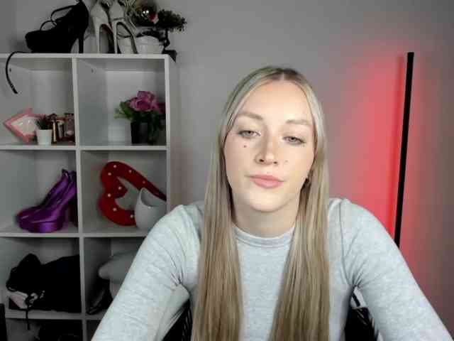 EvelynBlond26 webcam