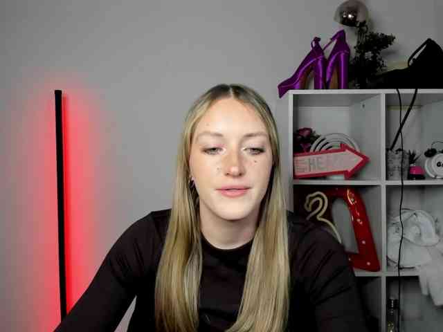 EvelynBlond26 webcam