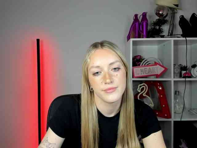 EvelynBlond26 webcam