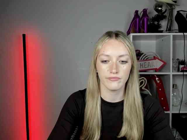 EvelynBlond26 webcam