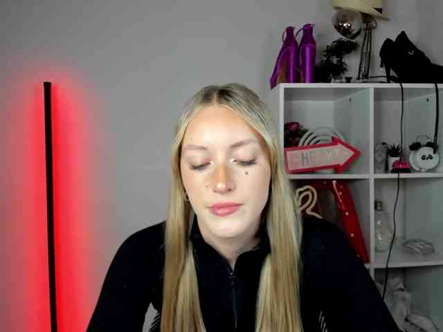 EvelynBlond26 webcam