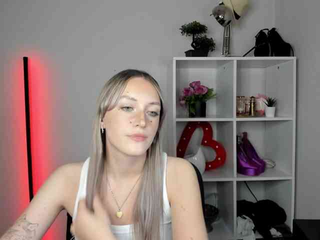 Model: EvelynBlond26