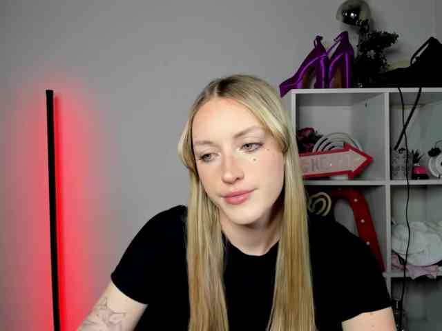 EvelynBlond26 webcam