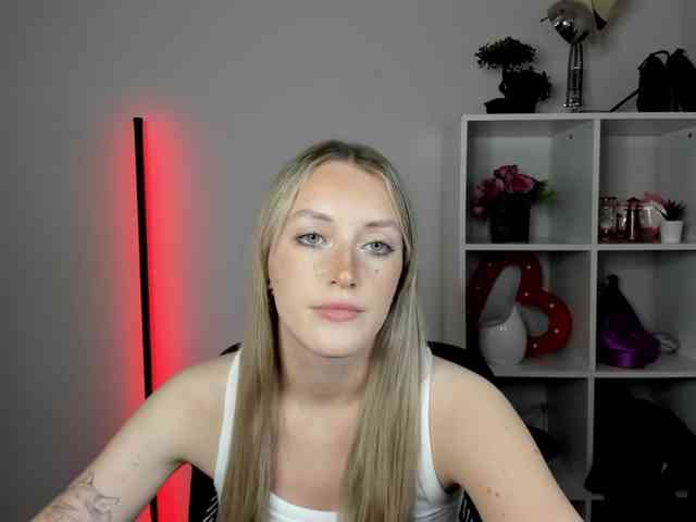 EvelynBlond26 webcam