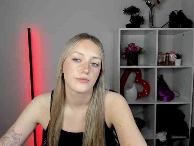 EvelynBlond Live Webcam on BongaCams