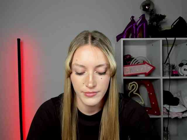Model: EvelynBlond26