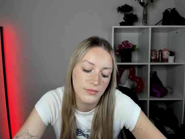 EvelynBlond26 webcam