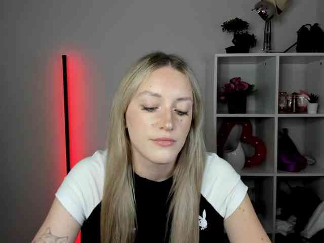 EvelynBlond26 webcam