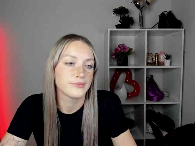 EvelynBlond26 webcam