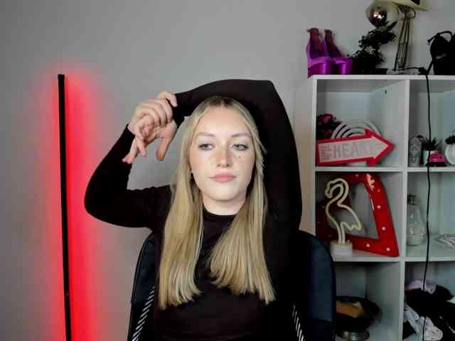 EvelynBlond26 webcam