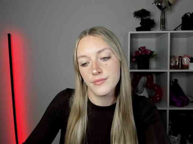 EvelynBlond26 webcam