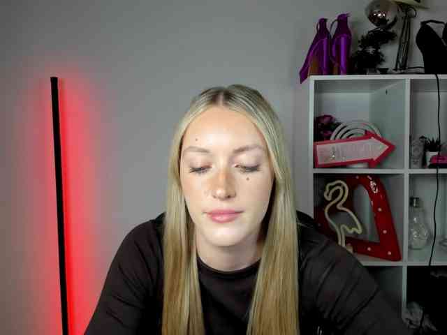 EvelynBlond26 webcam