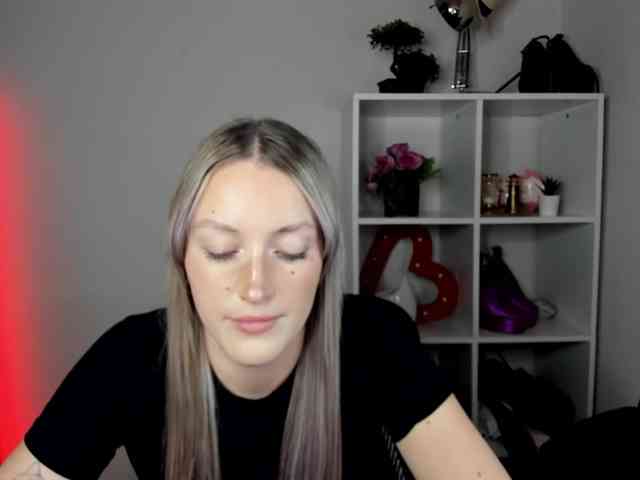 EvelynBlond26 webcam