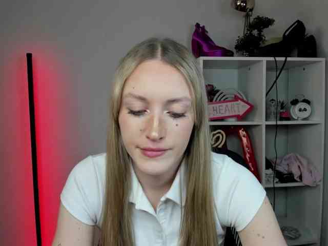 EvelynBlond26 webcam