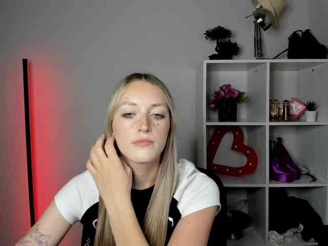 EvelynBlond26 webcam