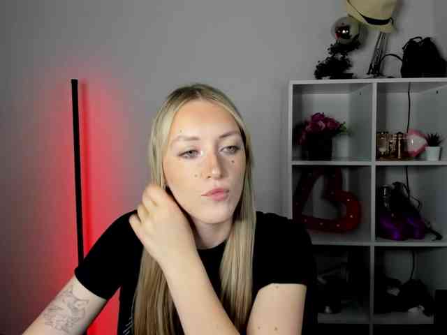 EvelynBlond26 webcam