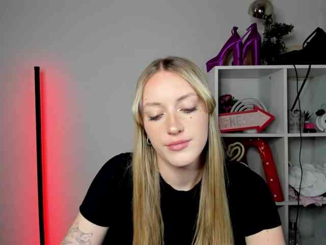Model: EvelynBlond26