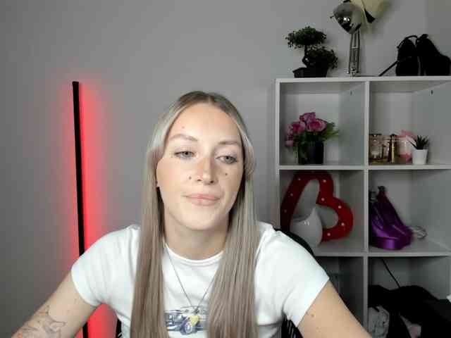 EvelynBlond26 webcam