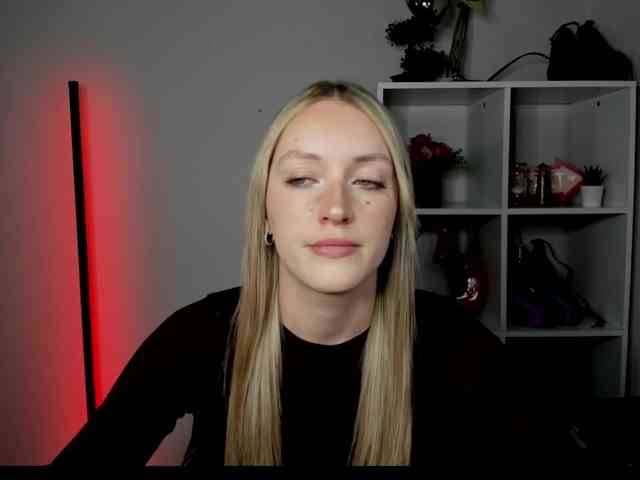 Model: EvelynBlond26